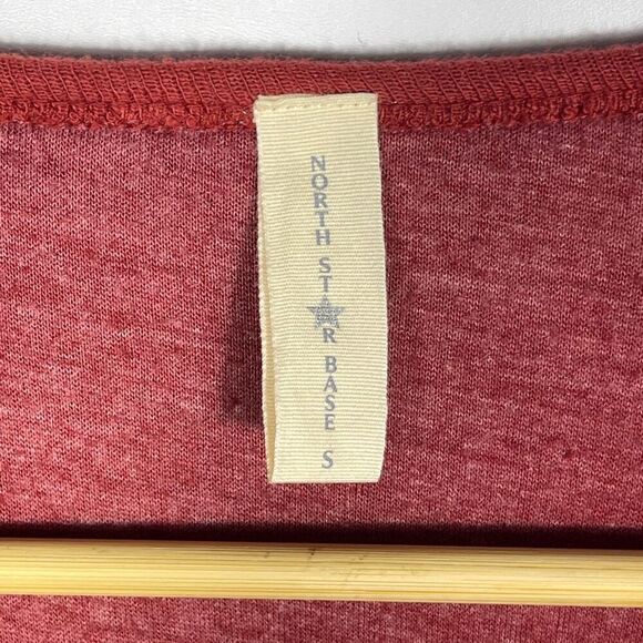 North Star Base Red Hi-Low Hem Rayon Blend Long Sleeved V-Neck T-Shirt Top Small - Picture 2 of 6